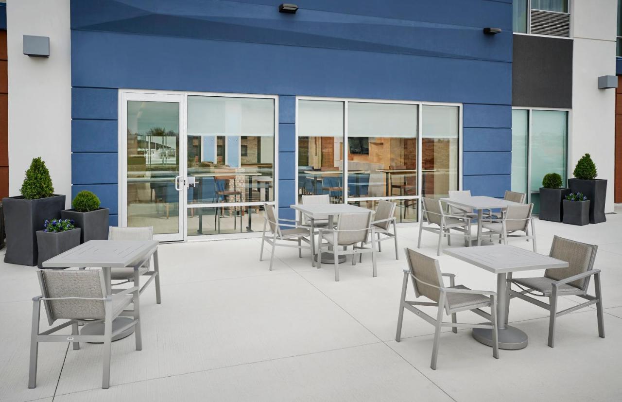 Holiday Inn Express & Suites Windsor East - Lakeshore By Ihg Tecumseh Exterior photo
